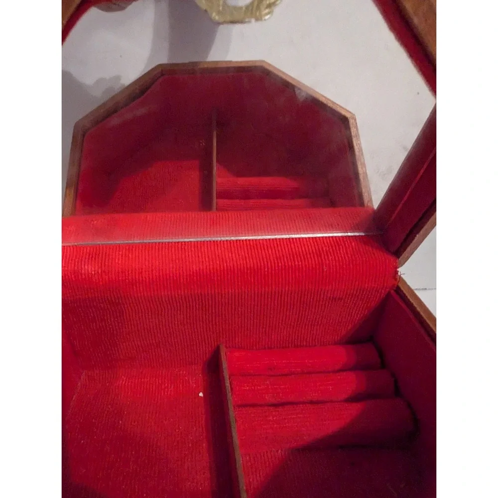 Beautiful Wooden Jewelry Box With A‎ Coat Of Arms On Top - Picture 4 of 7